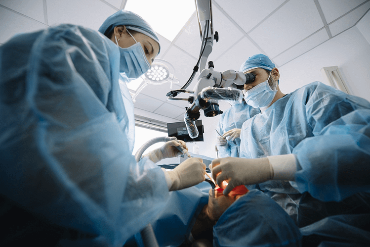 Periodontist vs Oral or Maxillofacial Surgeon – Key Differences